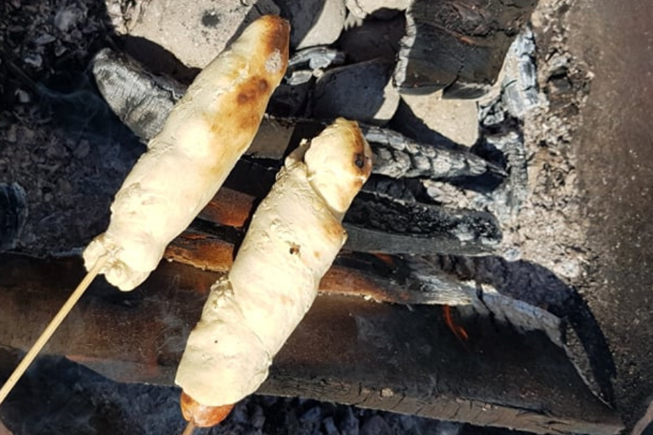Grilla pylsur hike brauð